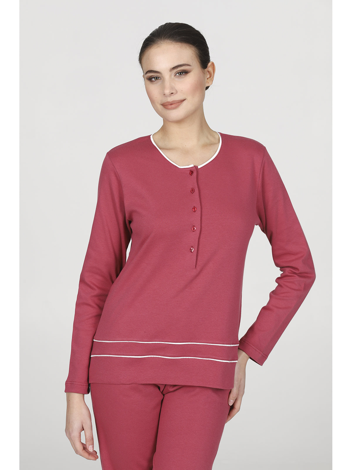 Elegante pigiama con dettagli di stile