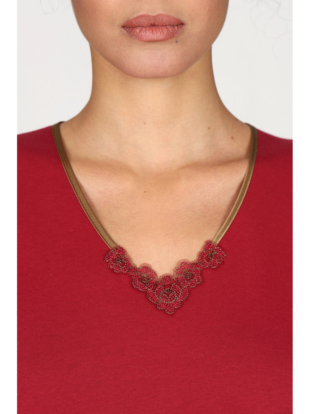 Elegante camicia da notte con scollo a v in raso e pizzo Bordeaux Alpina