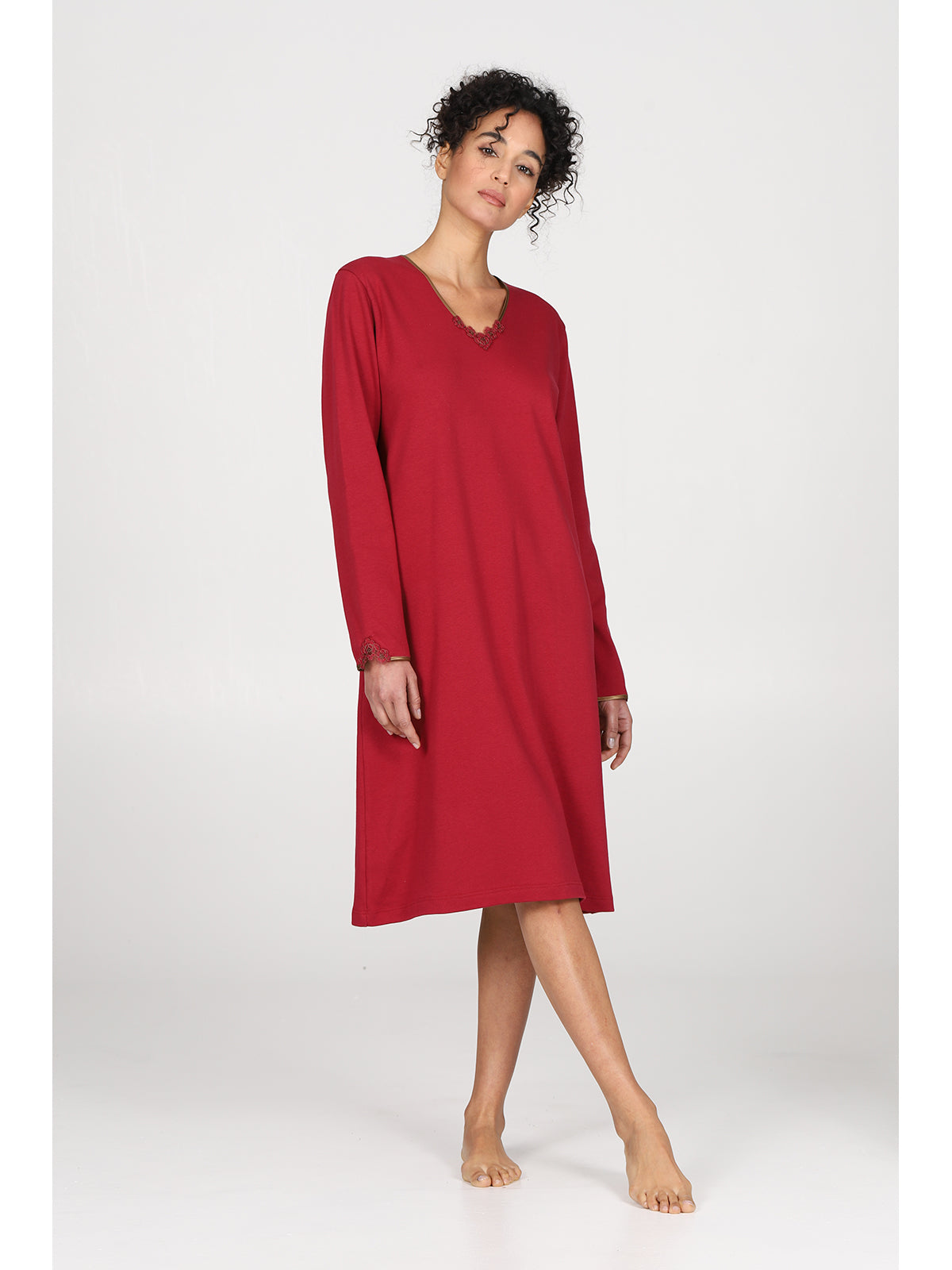 Elegante camicia da notte con scollo a v in raso e pizzo Bordeaux Alpina