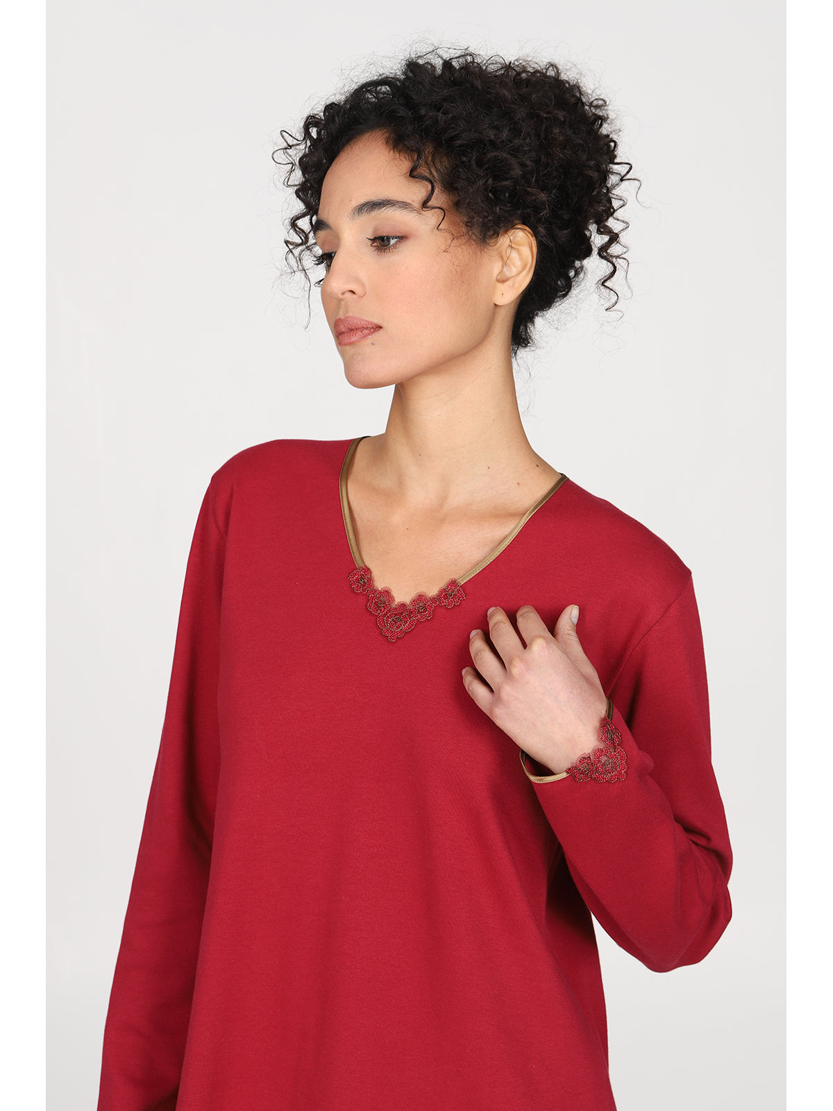Elegante camicia da notte con scollo a v in raso e pizzo Bordeaux Alpina