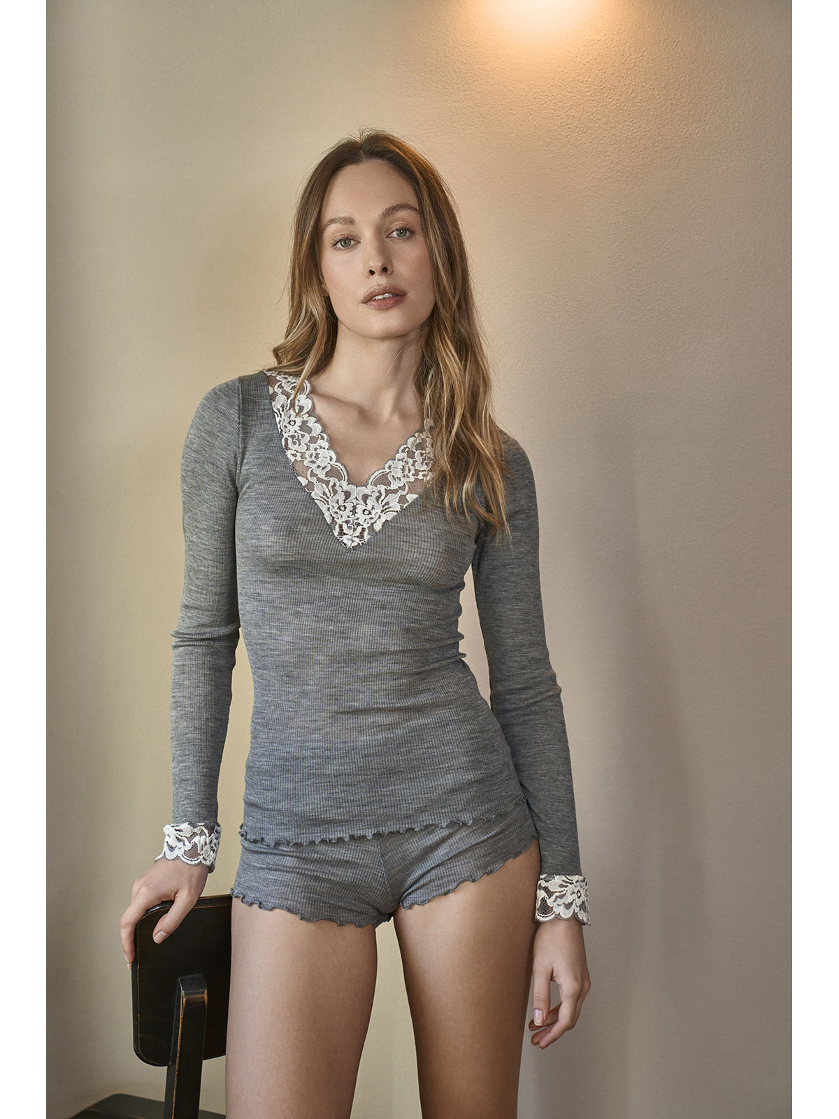 Canotta con scollo in pizzo