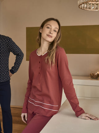 Elegante pigiama con dettagli di stile