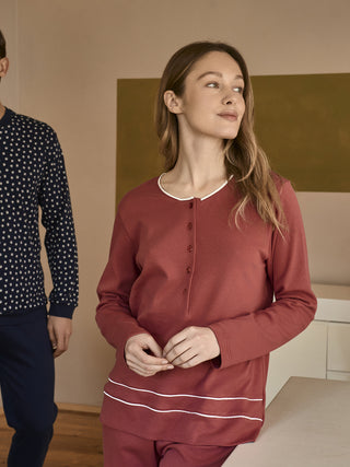 Elegante pigiama con dettagli di stile