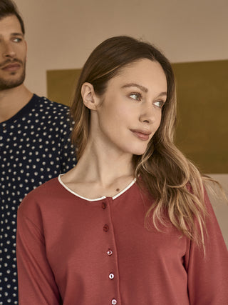 Elegante pigiama con dettagli di stile