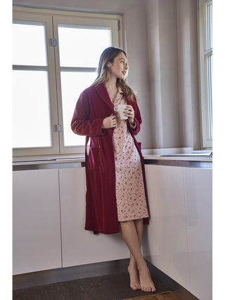 Comoda e calda camicia da notte a fiori