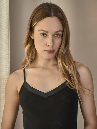 Top spallina sottile in lana e seta