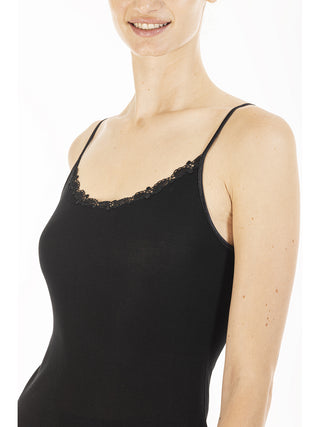 Top con pizzo macramè in prezioso filoscozia certificato® annnero Alpina