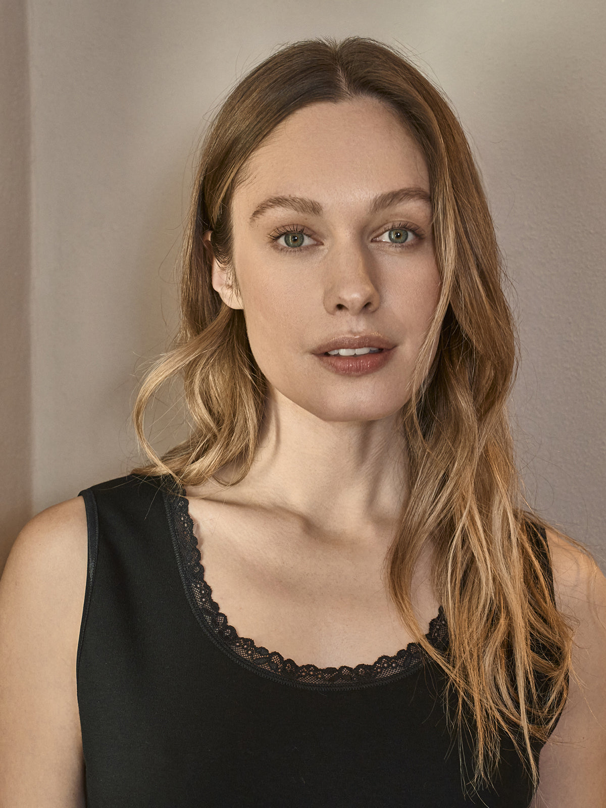 Calda canotta con pizzo basso