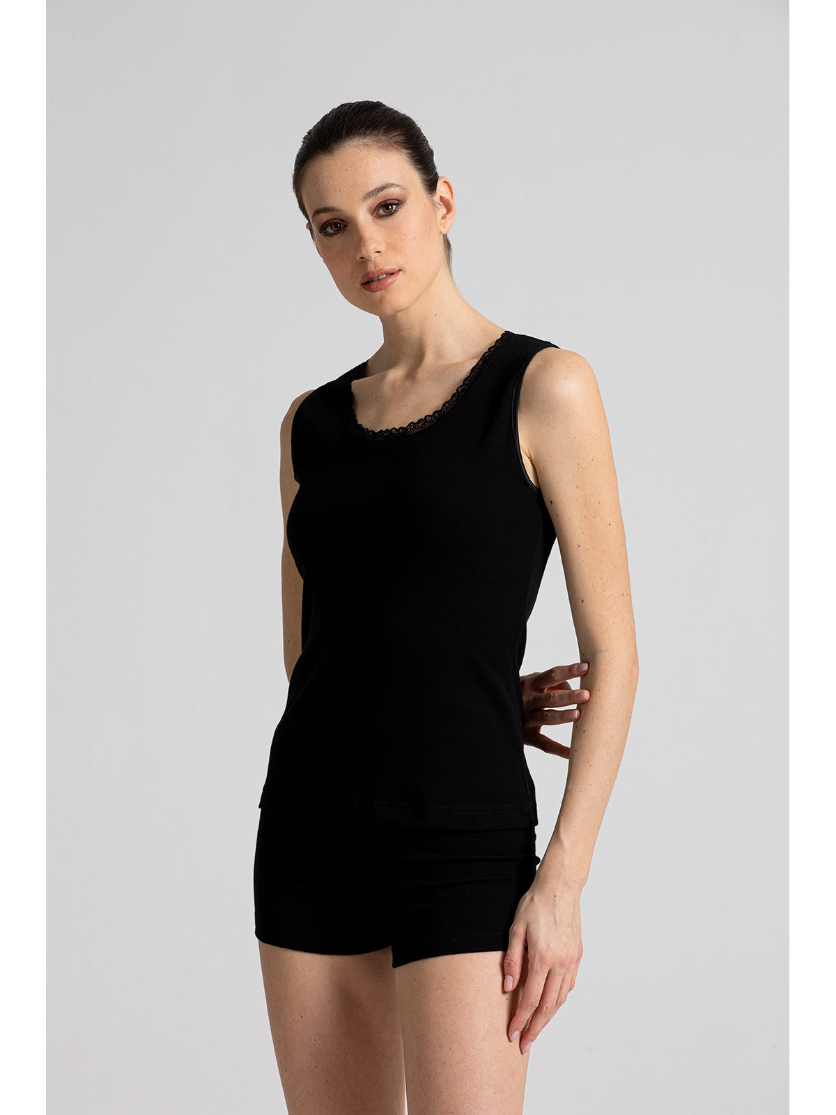 Calda canotta con pizzo basso