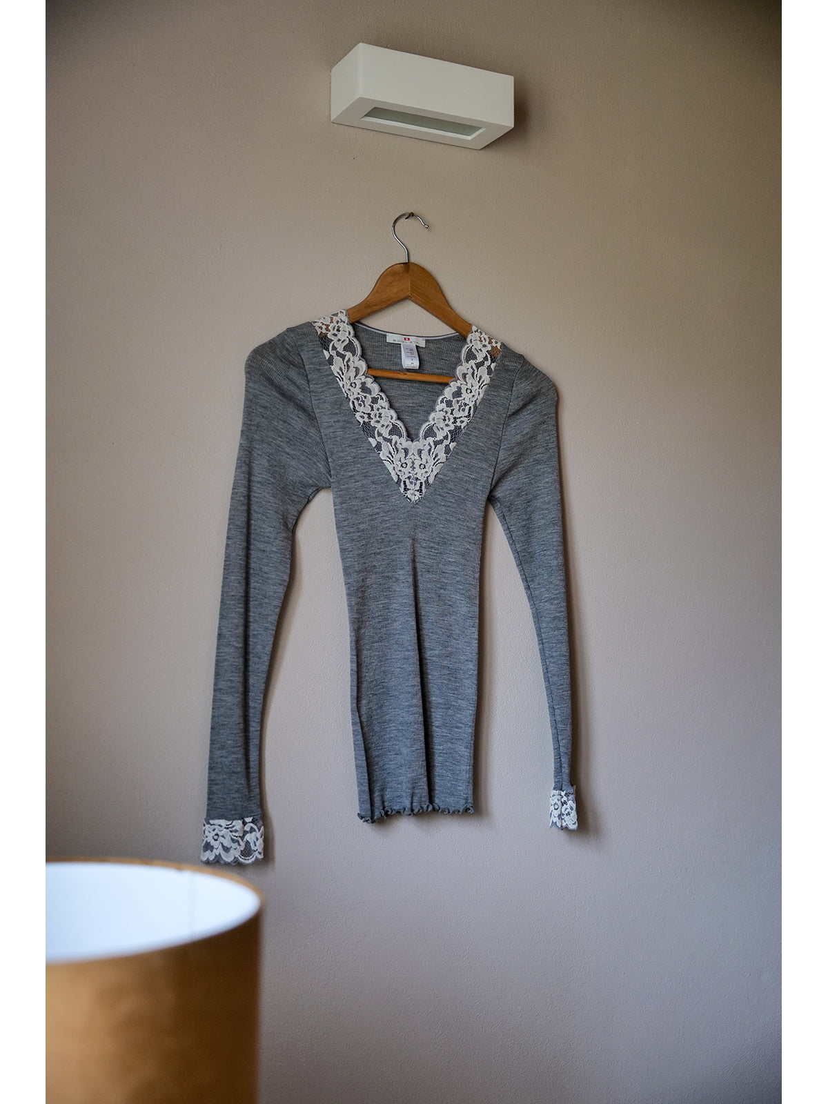 Maglietta con scollo in pizzo
