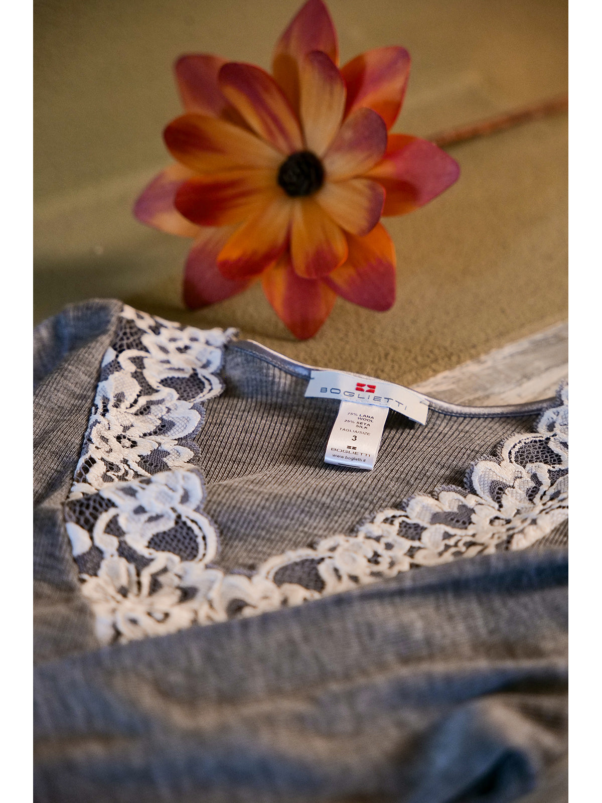 Maglietta con scollo in pizzo