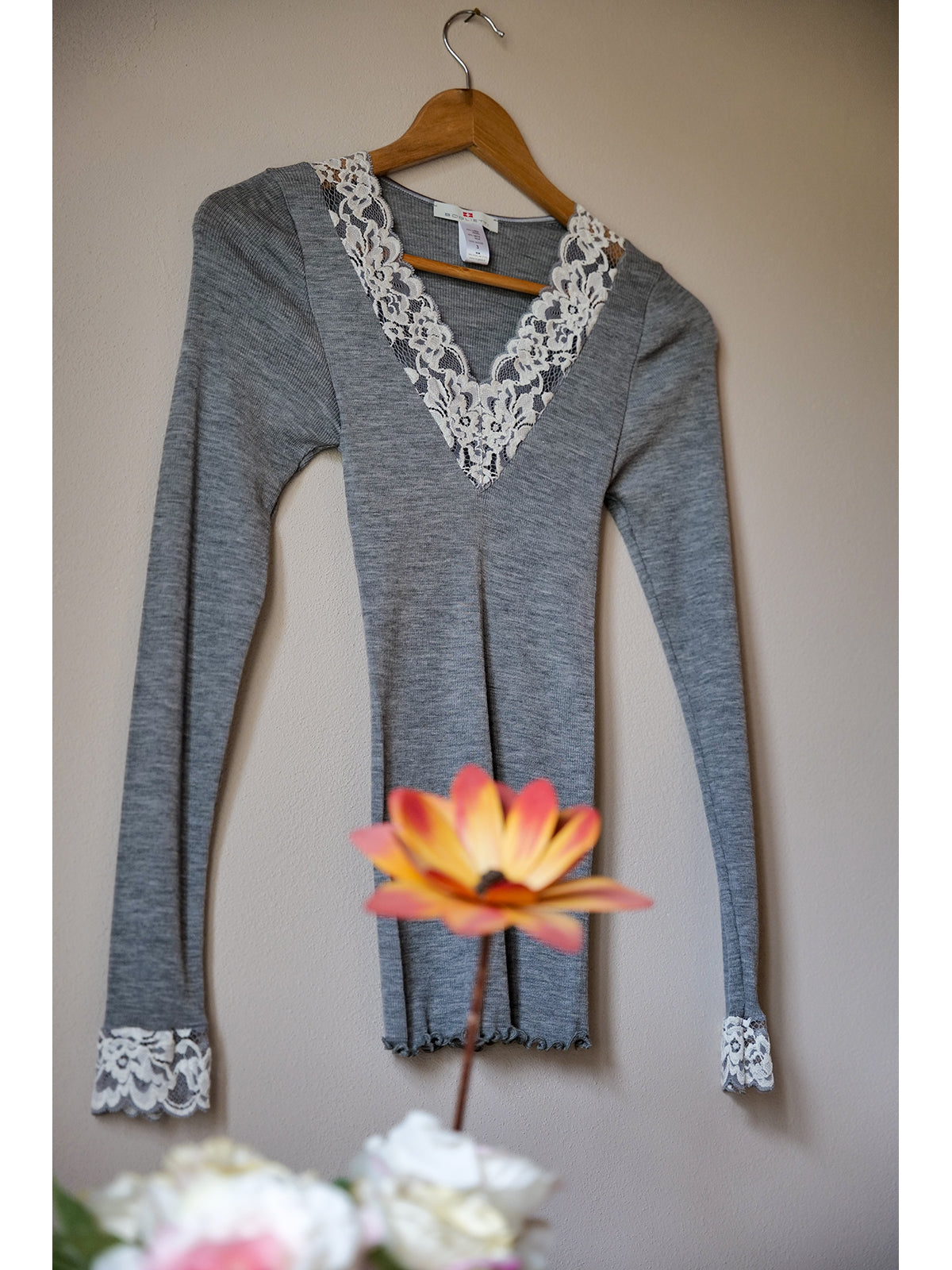 Maglietta con scollo in pizzo