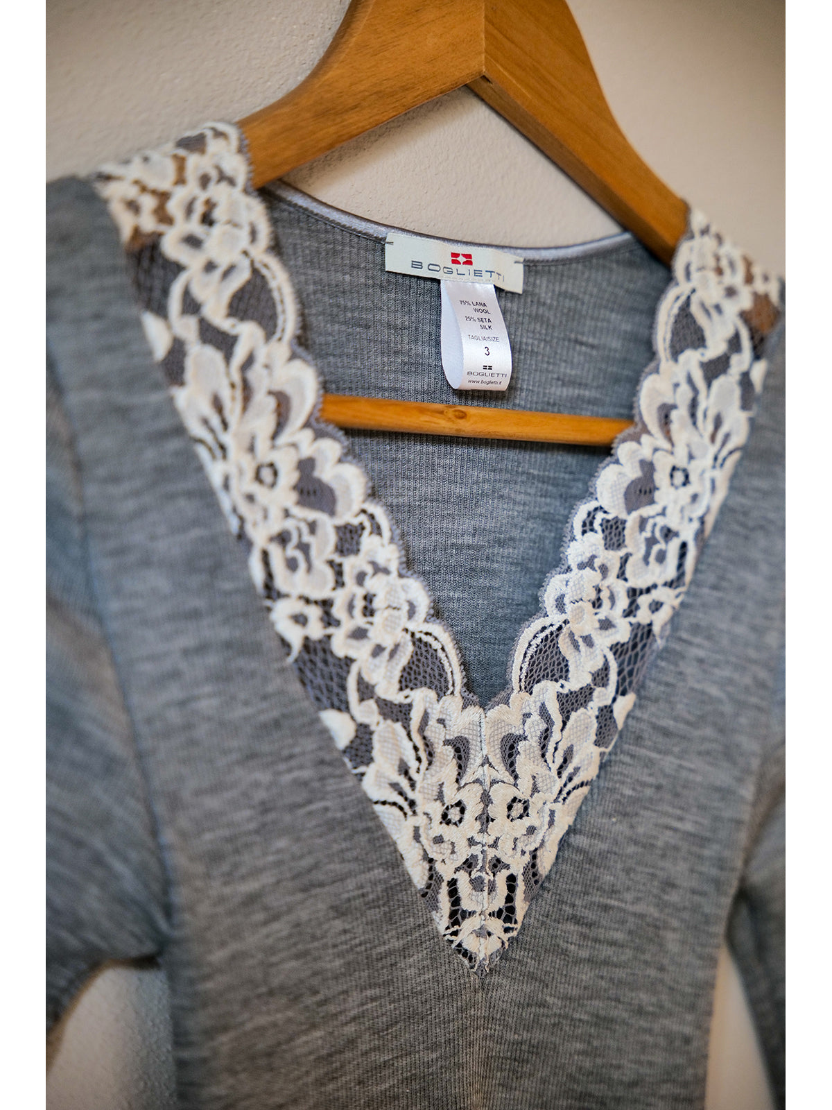 Maglietta con scollo in pizzo