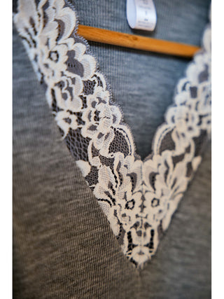 Maglietta con scollo in pizzo